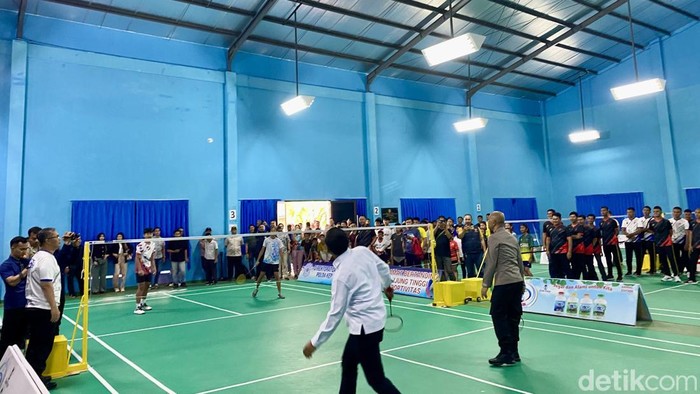 Kapolda Babel Irjen Hendro Pandowo dan Dirkrimsus Kombes Jojo Sutarjo bermain bulutangkis bersama saat pembukaan kejuaraan Badminton.