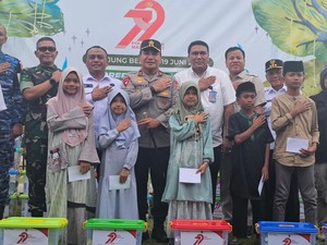 Kapolda Riau Beri Bantuan Sosial ke Masyarakat Kampar di HUT Bhayangkara