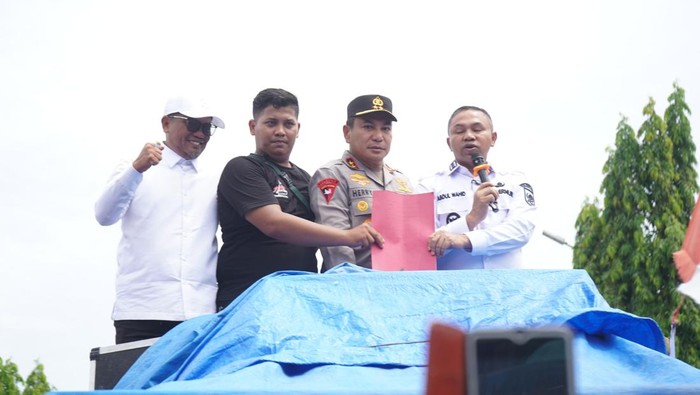 Kapolda Riau Irjen Herry Heryawan turun menemui massa demo terkait TN Tesso Nilo di depan kantor Gubernur Riau, Pekanbaru, Rabu (18/6/2025).