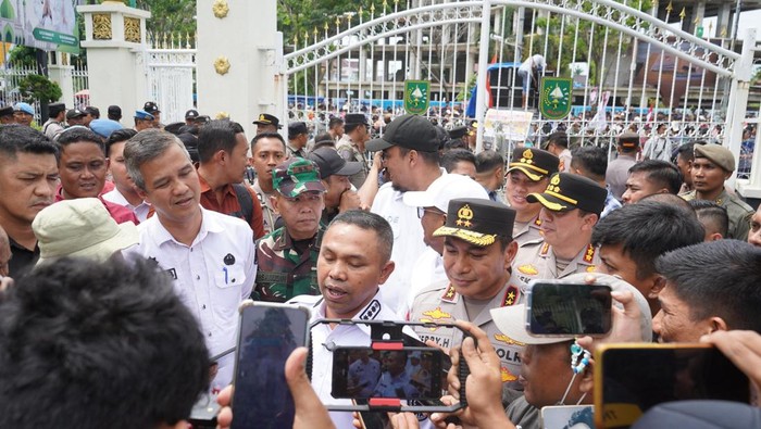 Kapolda Riau Irjen Herry Heryawan turun menemui massa demo terkait TN Tesso Nilo di depan kantor Gubernur Riau, Pekanbaru, Rabu (18/6/2025).