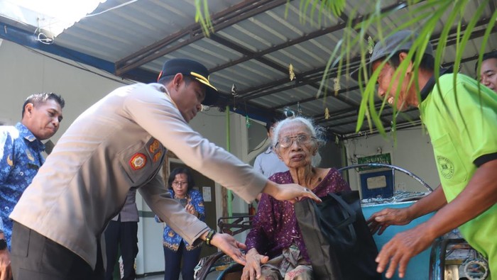 Kapolres Probolinggo Kota, AKBP Rico Yumasri membagikan paket sembako kepada lansia