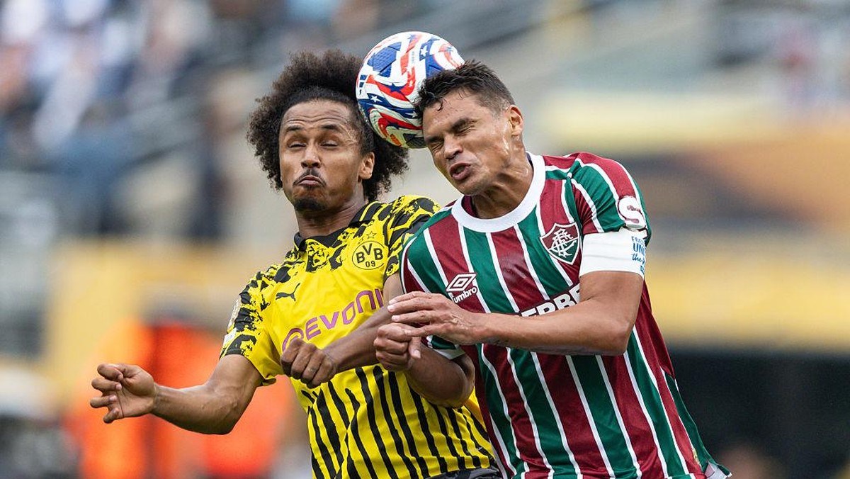 Thiago Silva seperti pelatih di atas lapangan untuk Fluminense. (Foto: Getty Images/Sports Press Photo)
