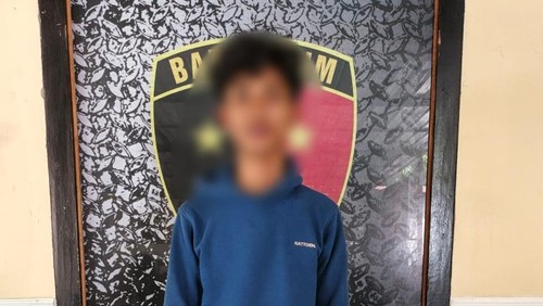 Pegawai salah satu minimarket berjaringan menyembunyikan dompet jatuh orang yang belanja. (Foto: dok Polsek Mataram/detikBali).