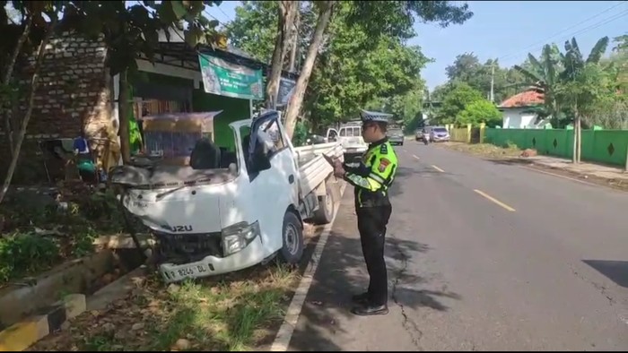 Kondisi pikap yang terlibat kecelakaan dengan truk muat rokok di Sampang