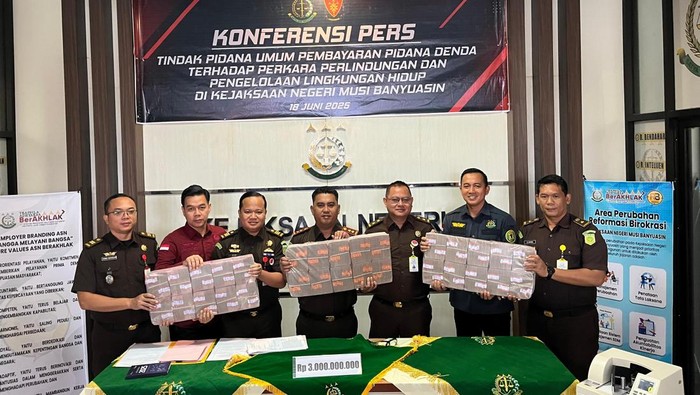 Kejari Muba terima uang pembayaran denda uang senilai Rp 3 miliar dari terpidana Muhammad Nur Alim