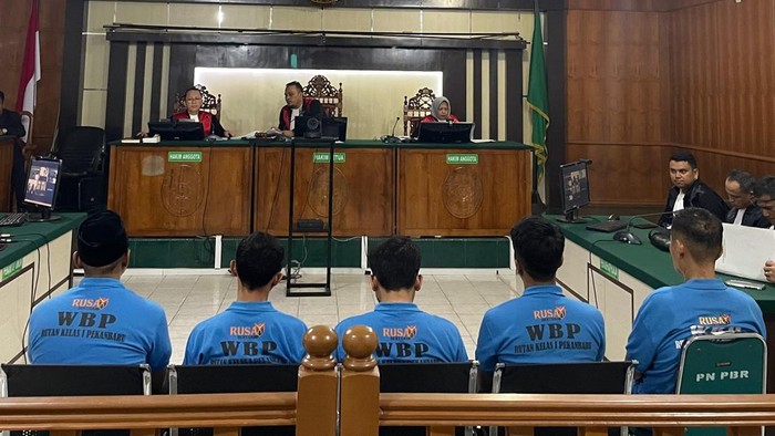 Kelima terdakwa saat menjalani sidang di PN Tipikor Pekanbaru (Dok Kejari Bengkalis)