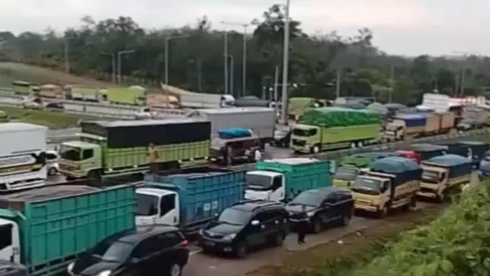 Kemacetan di depan pinto tol Baleno, Muaro Sebapo, Muaro Jambi