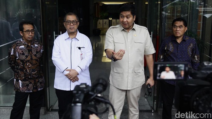 Menteri Perumahan dan Kawasan Permukiman Maruarar Sirait (kedua kanan) bersama Sekjen KPK Cahya Hardianto Harefa (kedua kiri) menyampaikan keterangan usai penandatanganan nota kesepahaman di Gedung Merah Putih KPK, Jakarta, Rabu (18/6/2025). Nota kesepahaman tersebut mengenai pertukaran informasi, data, pencegahan tindak pidana korupsi, pemanfaatan barang rampasan, dan sosialisasi antikorupsi.