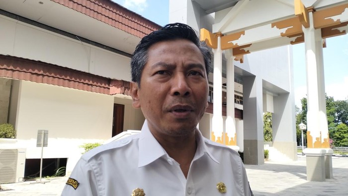Kepala BPKAD NTB, Nursalim, saat ditemui di kantor Gubernur NTB, Rabu (17/6/2025). (Ahmad Viqi/detikBali)