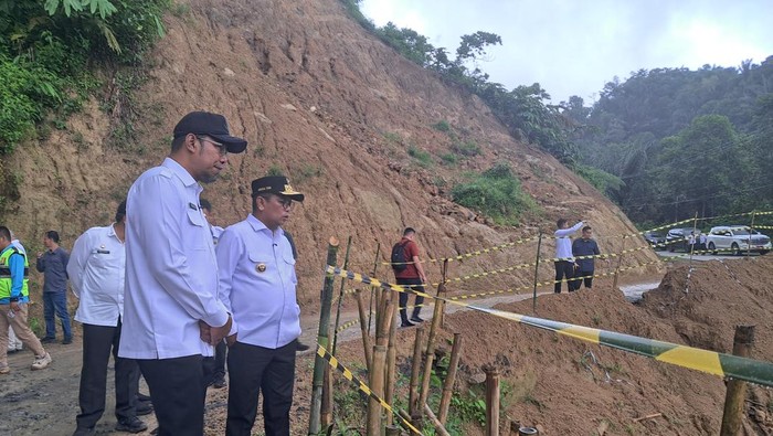 Kepala Dinas Pekerjaan Umum dan Penataan Ruang (PUPR) Provinsi Banten, Arlan Marzan (kanan) bersama Gubernur Banten Andra Soni (kiri)