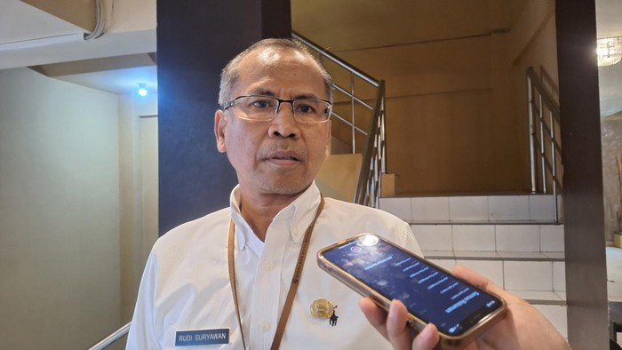 Kepala Disnaker Mataram, Rudi Suryawan, saat diwawancarai di Kantor DPRD Mataram, Rabu (18/6/2025). (Nathea Citra/detikBali)