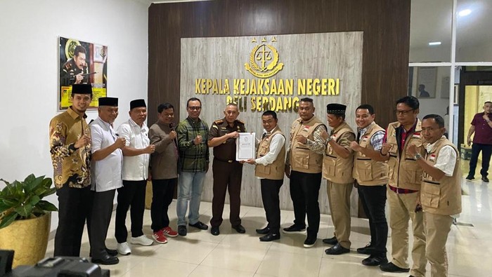Keterangan foto: Anggota DPRD Deli Serdang menyerahkan dokumen dugaan kebocoran PAD ke Kejari Deli Serdang (Istimewa)