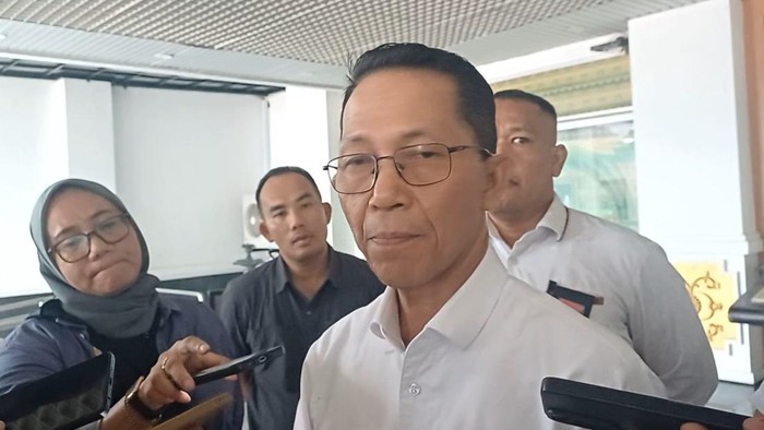 -Wali Kota Batam, Amsakar Achmad (Alamudin)