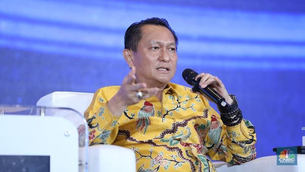 Ketua Komisi XII DPR RI, Bambang Patijaya menyampaikan pemaparan dalam acara CNBC Indonesia Economic Update 2025 di Jakarta, Rabu (18/6/2025). (CNBC Indonesia/Tri Susilo)