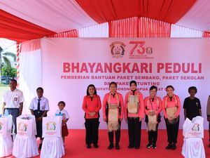 Ketum Bhayangkari Gelar Baksos di Sorong, Beri Paket Sekolah Anak-Sembako