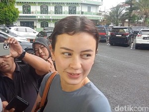 Kimberly Ryder Desak Edward Akbar Hadiri Mediasi Penggelapan Mobil
