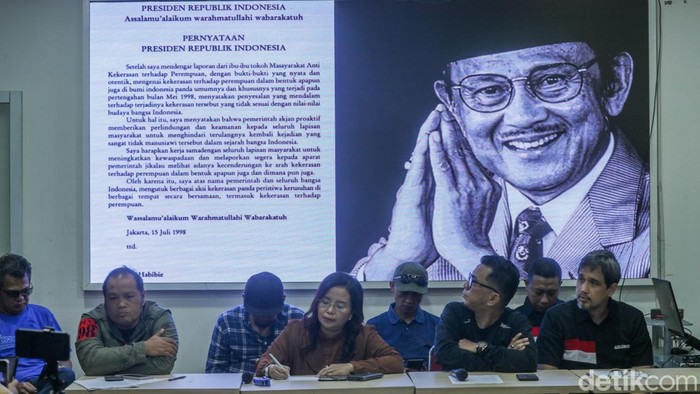 Kisruh Penulisan Ulang Sejarah, Aliansi Organ 98 Ancam Demo Fadli Zon Aktivis yang tergabung dalam Aliansi Organ 98 menolak penghapusan sejarah bangsa di Jakarta, Rabu (19/6/2025).