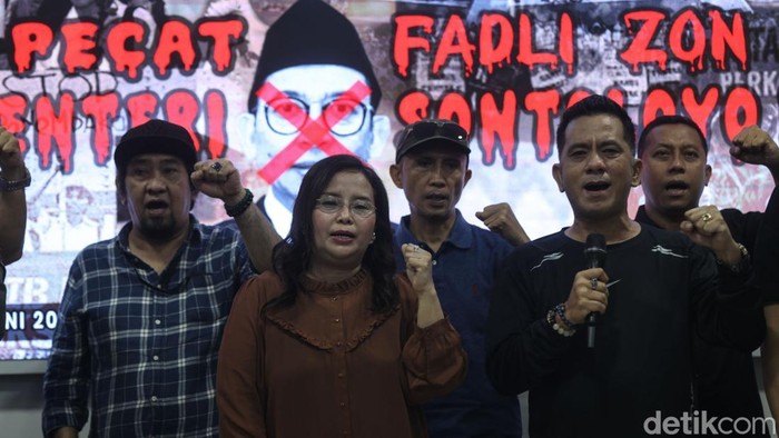 Aktivis yang tergabung dalam Aliansi Organ 98 menolak penghapusan sejarah bangsa di Jakarta, Rabu (19/6/2025).