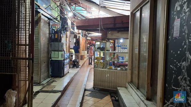 Kondisi salah satu pasar legendaris yakni Pasar Taman Puring, Jakarta Selatan makin sepi pada Rabu (18/6/2025). (CNBC Indonesia/Chandra Dwi Pranata)