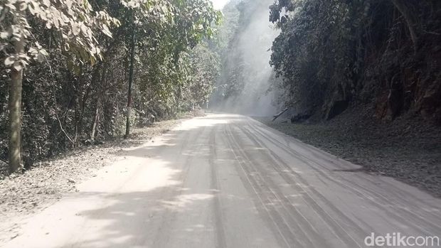 Kondisi terkini di sekitar lereng Gunung Lewotobi Laki-laki di Flores Timur, NTT, Rabu (18/6/2025).