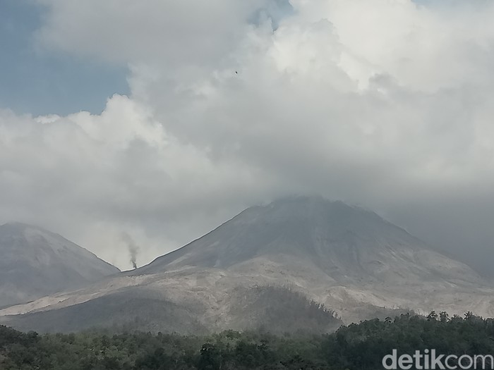 Kondisi terkini di sekitar lereng Gunung Lewotobi Laki-laki di Flores Timur, NTT, Rabu (18/6/2025).