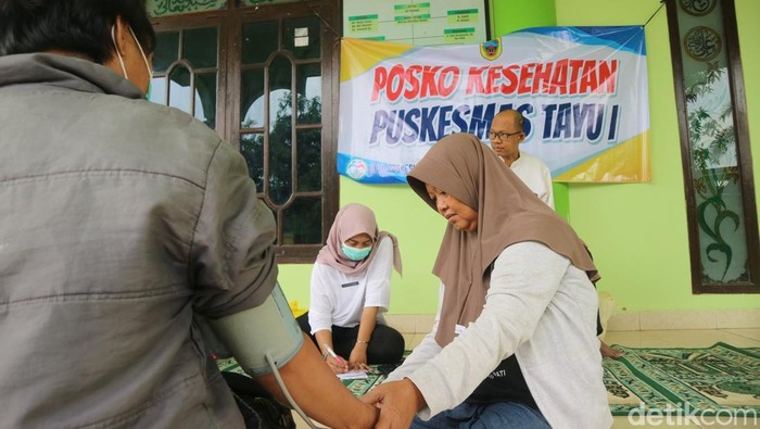 Warga saat memeriksa kesehatan di posko Desa Tunggulsari Kecamatan Tayu, Rabu (18/6/2025).
