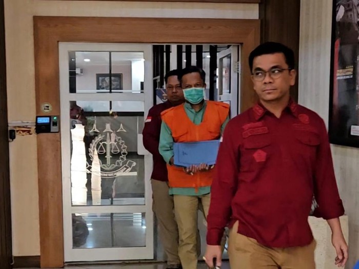 Mantan Sekretaris Daerah Kabupaten Cilacap, Awaluddin Muuri (AM) saat digelandang di kantor Kejati Jateng, Semarang, usai jadi tersangka dugaan korupsi, Rabu (18/6/2025).