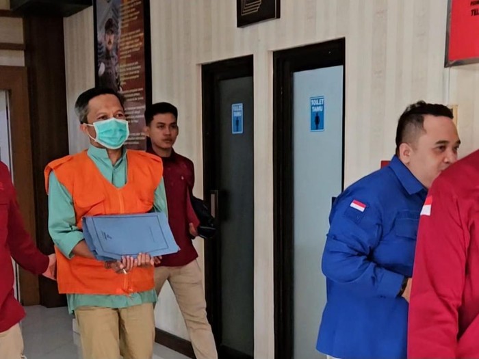 Mantan Sekretaris Daerah Kabupaten Cilacap, Awaluddin Muuri (AM) saat digelandang di kantor Kejati Jateng, Semarang, usai jadi tersangka dugaan korupsi, Rabu (18/6/2025).