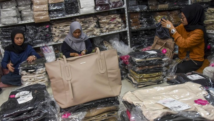 Kreasi Tas dari Tasikmalaya Tembus Pasar Ekspor Pekerja mengemas tas produk Tweelyforbag di Kota Tasikmalaya, Jawa Barat, Selasa (17/6/2025). Pelaku usaha industri ekonomi kreatif (ekraf) Tweelyforbag yang berdiri sejak tahun 2015 itu memproduksi tas, dompet, poch pensil dan make up, yang dipasarkan melalui platform digital dengan omset penjualan mencapai 1.400 tas per hari dan diekspor ke Malaysia dan Filipina. ANTARA FOTO/Adeng Bustomi/foc.