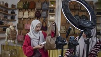Pelaku usaha industri ekonomi kreatif (ekraf) yang berdiri sejak tahun 2015 itu memproduksi tas, dompet, poch pensil dan make up, yang dipasarkan melalui platform digital. Foto: ANTARA FOTO/Adeng Bustomi