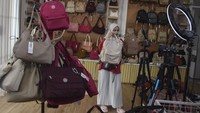 Produksinya mencapai 1.400 tas per hari dan diekspor ke Malaysia dan Filipina.  Foto: ANTARA FOTO/Adeng Bustomi