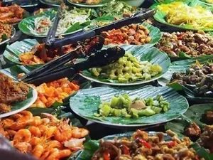 Cicak Jadi Topping Pisang Goreng hingga Harga Menu di Lesehan Bu Gendut Blok M