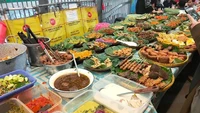 Salah satu lauk yang menjadi andalan adalah daging mercon. Harganya kisaran Rp 20.000 - Rp 30.000 tergantung banyak sedikitnya porsi. Foto: Google Review