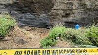 Polisi memasang garis polisi atau police line di lokasi longsor tambang galian C Argasunya, Kecamatan Harjamukti Kota Cirebon.