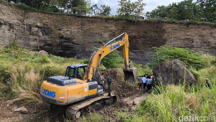 Longsor di tambang galian C ilegal di Kelurahan Argasunya, Kecamatan Harjamukti, Kota Cirebon.