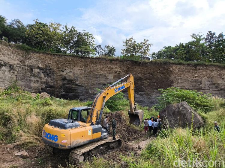 Sulitnya Evakuasi 2 Korban Longsor Tambang Galian C Ilegal di Cirebon