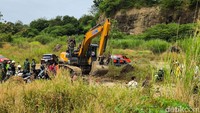 Area tambang galian yang lokasinya di dataran rendah ditambah dengan banyaknya bebatuan besar dan rerumputan membuat ekskavator sempat mengalami kesulitan untuk melintas.