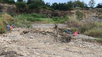 Area tambang galian C yang dipenuhi dengan kerukan bekas tambang pasir. Sebelumnya, Pemkot Cirebon telah memasang imbauan agar tak ada aktivitas penambangan di lokasi ini.