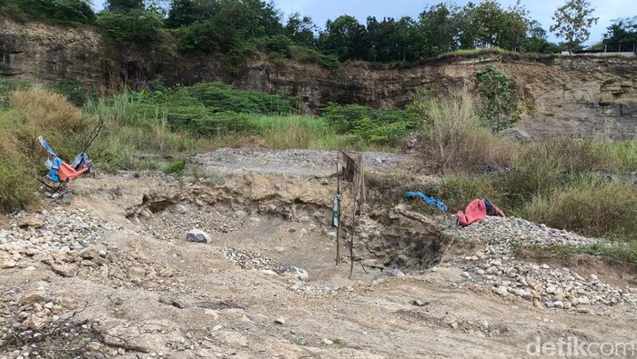 Longsor di tambang galian C ilegal di Kelurahan Argasunya, Kecamatan Harjamukti, Kota Cirebon.
