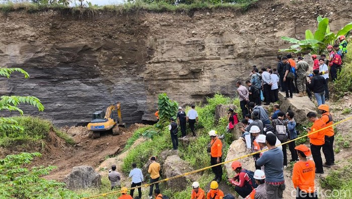 Longsor di tambang galian C ilegal di Kelurahan Argasunya, Kecamatan Harjamukti, Kota Cirebon.
