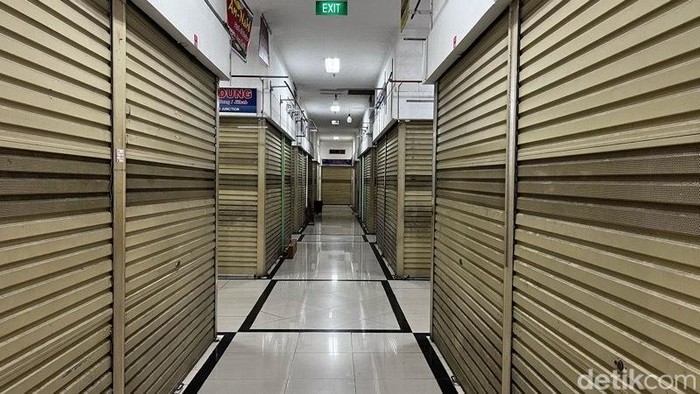 Mal Ini Sepi Meski Ada di Jantung Kota Bekasi Potret sepinya pusat perbelanjaan Bekasi Junction di Bekasi, Rabu (18/6/2026). Lorong-lorong yang dulunya ramai dengan kios pakaian kini terlihat gelap dan tak berpenghuni.