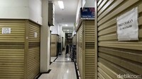 Beberapa kios tampak sudah ditinggalkan pemiliknya. Di etalase kaca, tertempel nomor telepon yang menunjukkan kios tersebut tengah dijual atau disewakan.