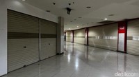 Seorang pedagang menyebut pusat perbelanjaan di sebelah mal tersebut sempat ramai pengunjung. Namun, pandemi COVID-19 menjadi titik balik yang membuatnya terus menurun.