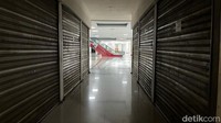 Satu per satu kios tak mampu bertahan. Banyak pemiliknya memilih pindah ke area pasar lama atau keluar sepenuhnya dari lokasi tersebut.