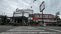 Berada di jantung Kota Bekasi tak menjamin sebuah pusat perbelanjaan akan selalu ramai pengunjung. Ketatnya persaingan antar-mal membuat tempat ini kian sepi dari aktivitas jual beli.