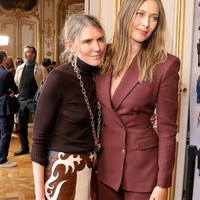Daripada beragaya sporty, belakangan Maria Sharapova lebih sering menerapkan gaya yang elegan seperti ketika mengenakan setelan burgundy keluaran Gabriela Hearst ini. Foto: Instagram Maria Sharapova