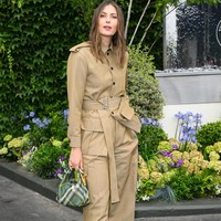 Selain rambutnya yang berwarna cokelat, Maria juga bikin terpana karena gaya busananya semakin stylish. Sejak pensiun, ia sering diundang ke berbagai acara fashion. Foto: Instagram Maria Sharapova