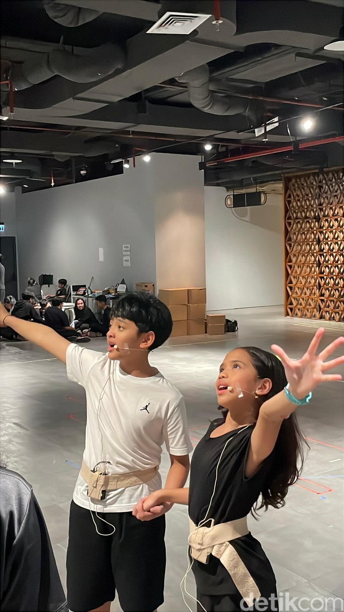 Melihat Latihan Musikal Petualangan Sherina di Sarinah Thamrin pada Selasa malam (18/6/2025).