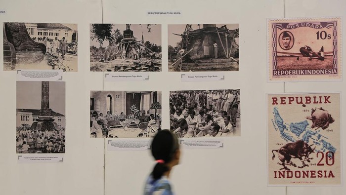 Menelusuri Jejak Bung Karno Lewat Arsip Visual di Kota Lama Semarang Pengunjung memotret arsip foto Presiden pertama RI Soekarno dalam pameran Arsip Gagasan yang Tercetak : Bung Karno Dalam Visual di Rumah Pohan Kota Lama, Semarang, Jawa Tengah, Rabu (18/6/2025). Pameran yang menampilkan ratusan koleksi sejarah prangko Indonesia yang dicetak antara tahun 1949-1953 cetakan Wina dan Philadelphia, repro lukisan karya Soekarno dan seniman, buku perjuangan Soekarno, serta arsip fotografi perjalanan Bung Karno selama menjadi presiden pertama RI itu bertujuan untuk menggugah kembali kesadaran sejarah kepada masyarakat terutama generasi muda. ANTARA FOTO/Makna Zaezar/rwa.