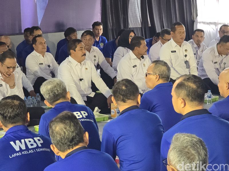 Menteri Imigrasi dan Permasyarakatan (Imipas) Agus Andrianto bertukar makanan dengan napi lapas. (Audrey/detikcom)
